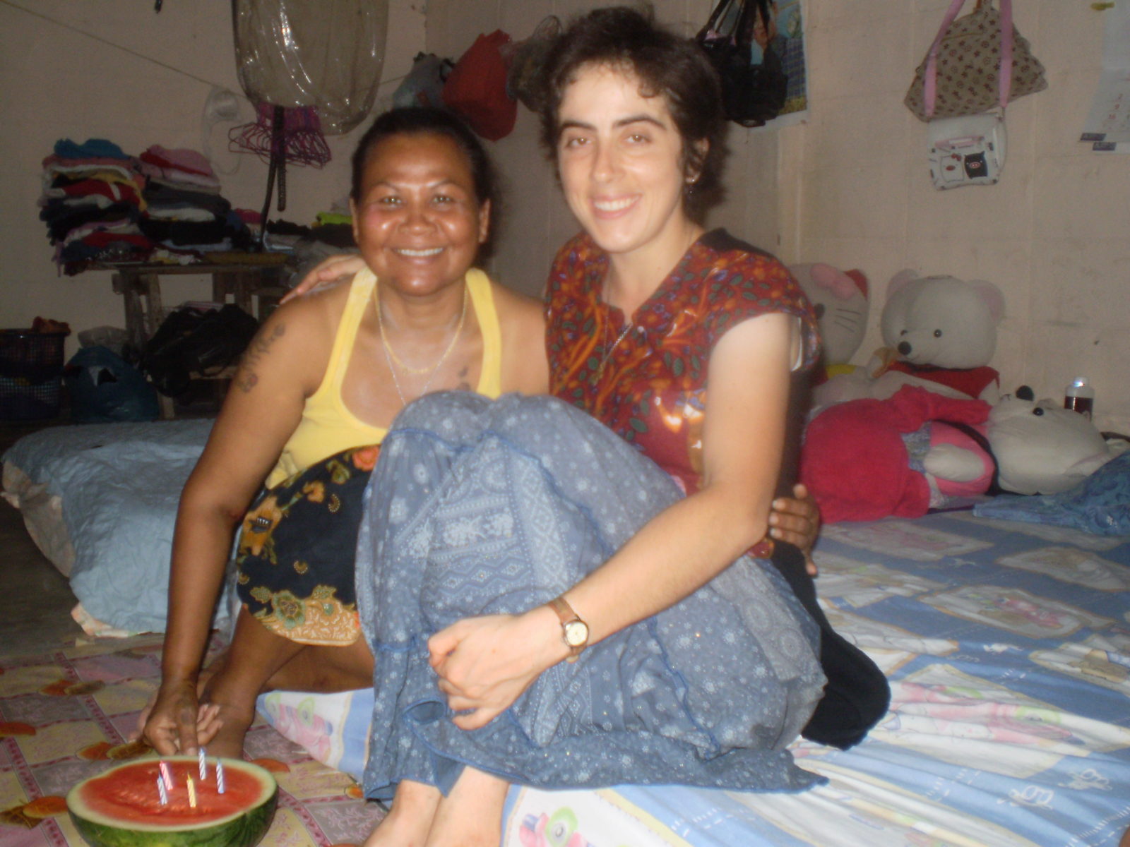 Catherine Cantenot avec une femme en difficulté à Pattaya